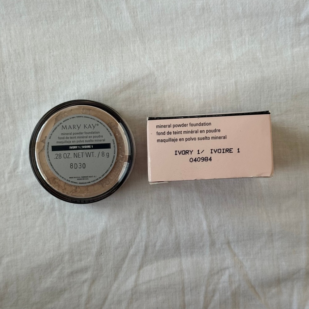 Mary Kay Mineral Powder Foundation Women's Ivory 1 .28 oz 8g Matte Finish - Picture 1 of 4